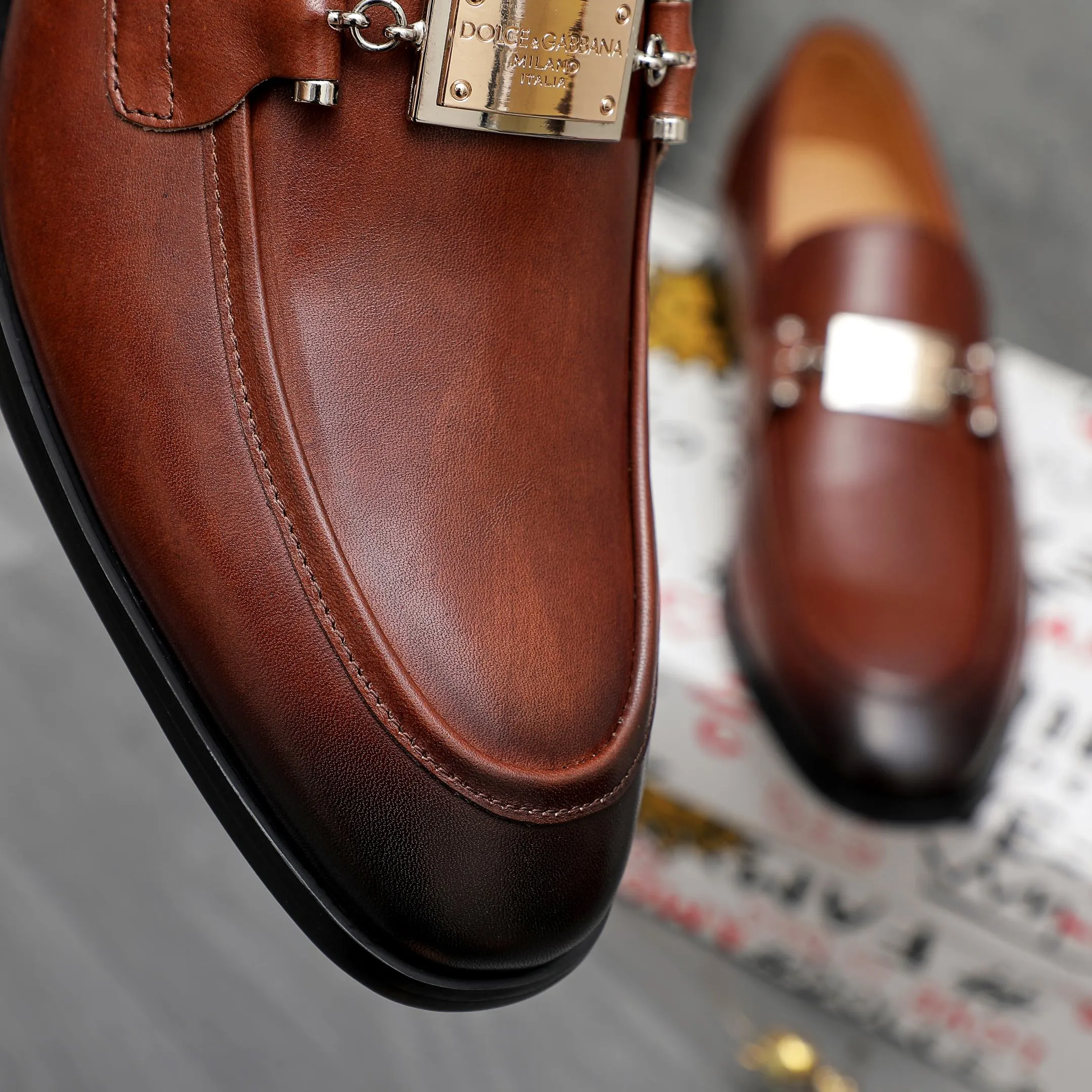 Men's shoes 💰500 Product trademark: DG (Dolce & Gabbana) business casual leather shoes Regular size: 38-45 (45 is custom-made and non-returnable) Product materials: Selected high-quality color-brushed cowhide upper, cowhide lining, original outsole
